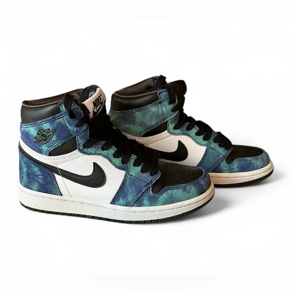 Women’s Nike Air Jordan 1 Retro High OG Tennis Shoe - Picture 1 of 8
